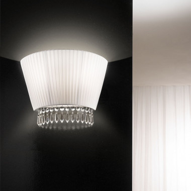 PAOLINA von Antea Luce, Wandleuchten-Design mit schwarz-weißem, plissiertem Lampenschirm und Kristallen mit farbigen Prismen