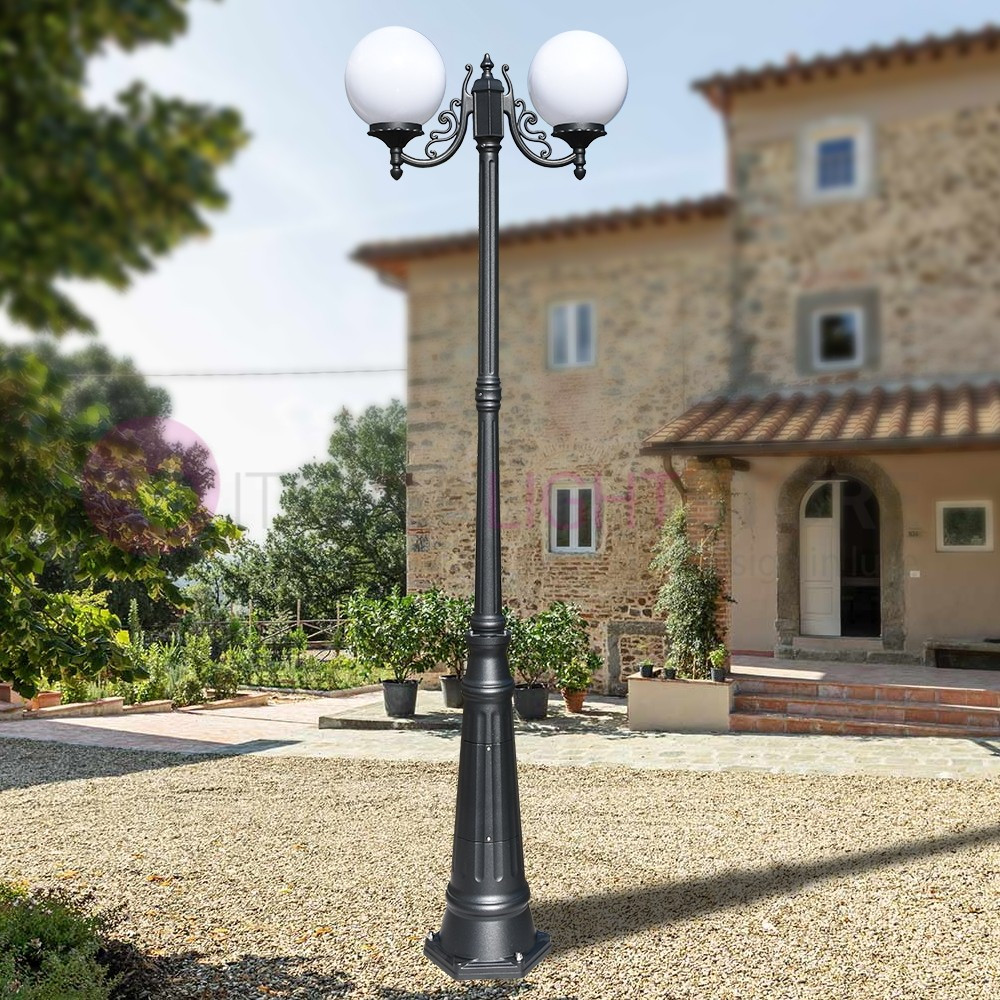 ORIONE ANTRACITA 1835/2L LIBERTI LAMPPOST con 2 luces para Jardín exterior con esferas globos de policarbonato d.25 ORIONE ANTRACITA 1835/2L LIBERTI LAMPPOST con 2 luces para Jardín exterior con esferas globos de policarbonato d.25
