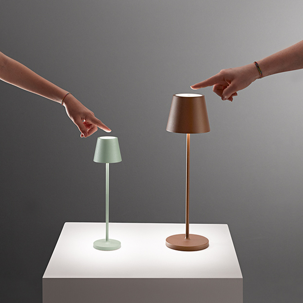 Lampe de table TACTILE, LED 270 lumens (=28 watts), Dimmable, sur batterie  rechargeable, Rouille Corten